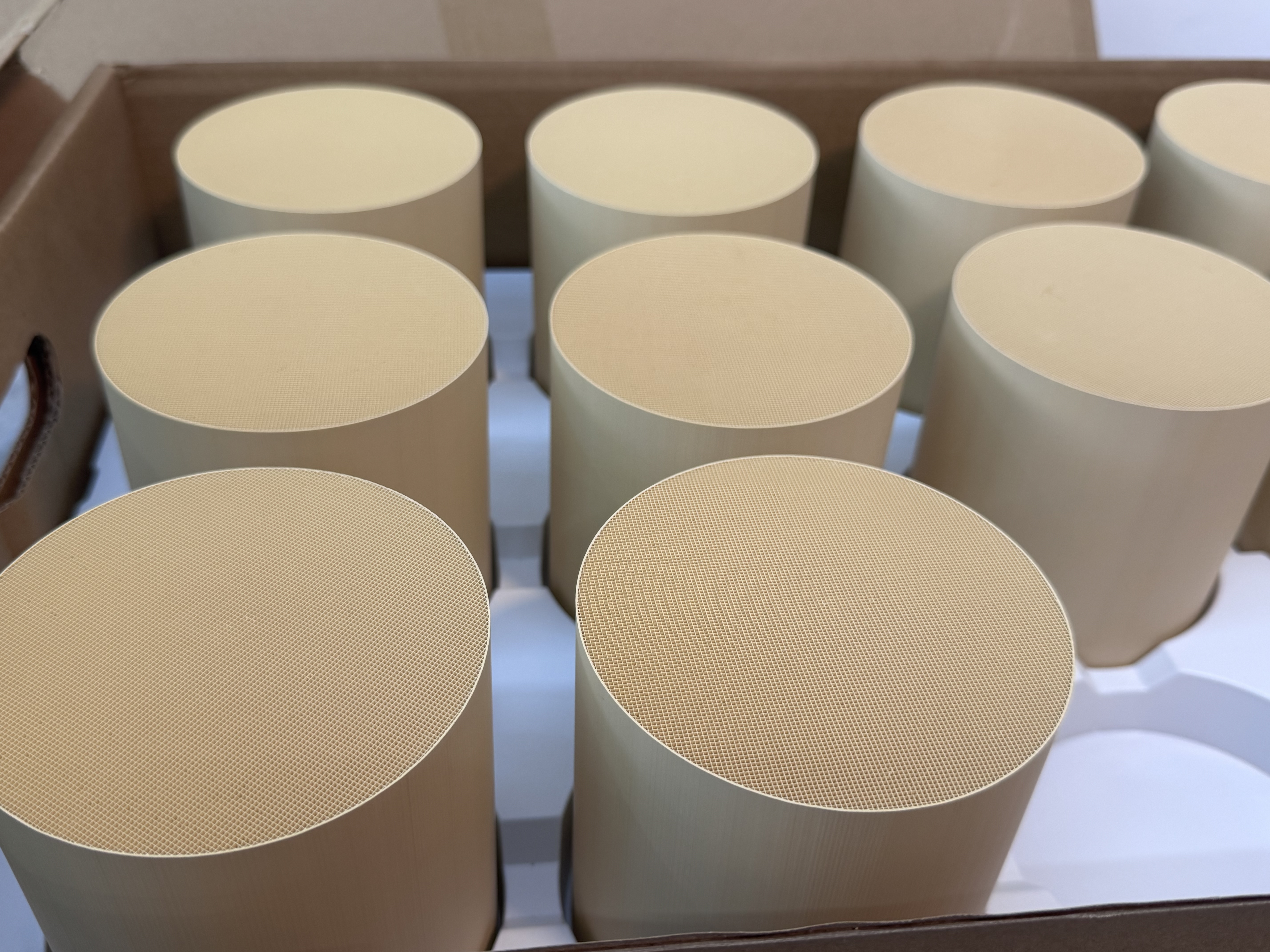 최신 회사 블로그 오토바이 배기가스 정화: 다양한 엔진 용량으로 설계된 컴팩트 TWC 촉매의 내구성 분석